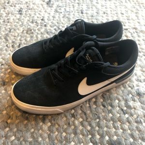 Men’s Black Nike Sneakers | Size M 11